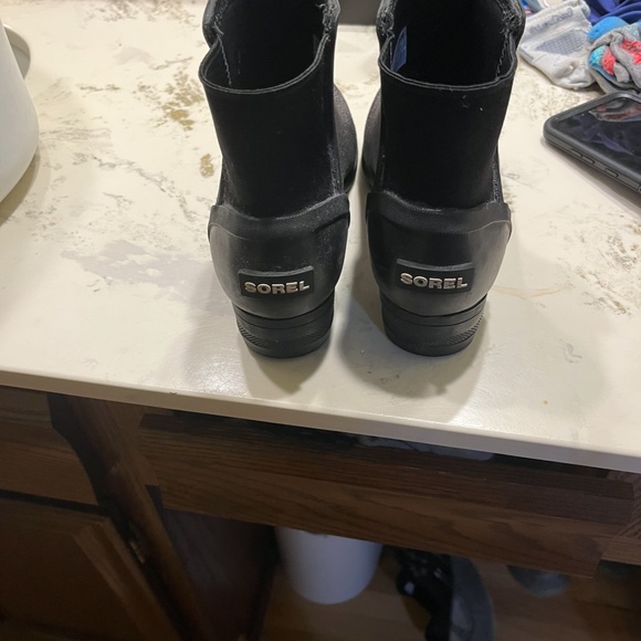 Sorel size 8 silver ankle boot - Picture 2 of 2